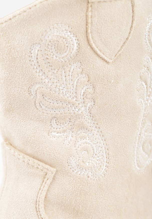 Born2be - Beżowe Botki Kowbojki Vices na Stożkowym Obcasie z Haftem Talfedi. Kolor: beżowy. Materiał: jeans, skóra. Wzór: haft. Obcas: na obcasie. Wysokość obcasa: średni