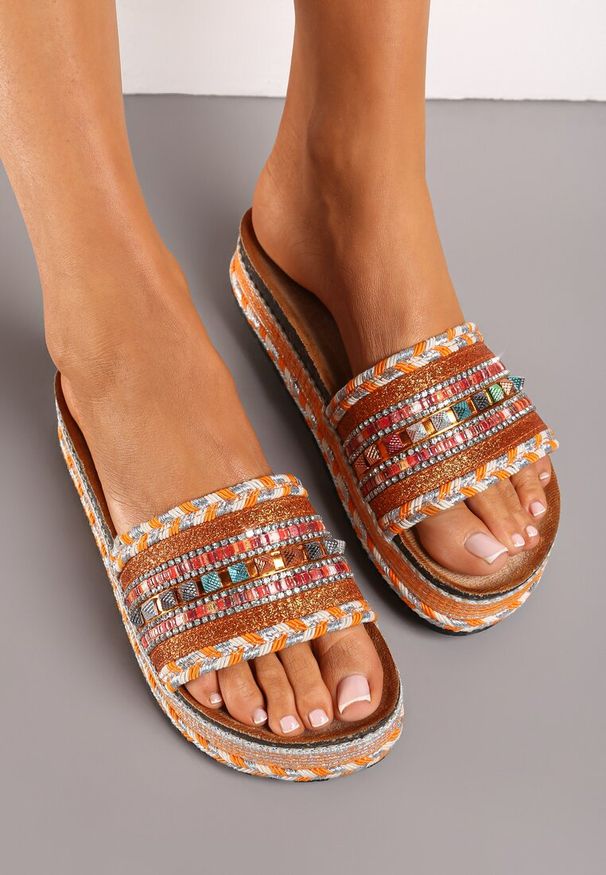 Born2be - Pomarańczowe Klapki w Stylu Boho Ozdobione Kamieniami i Plecionką Veritta. Nosek buta: otwarty. Kolor: pomarańczowy. Materiał: materiał. Wzór: aplikacja. Sezon: lato. Obcas: na obcasie. Styl: boho. Wysokość obcasa: niski