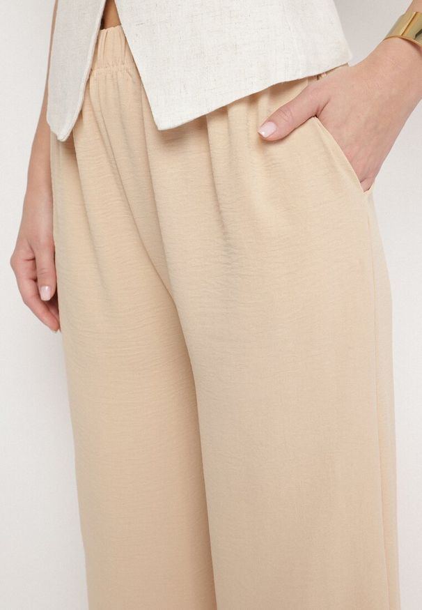 Born2be - Beżowe Spodnie Palazzo o Szerokim Kroju z Wysokim Stanem Aravenna. Okazja: na co dzień. Stan: podwyższony. Kolor: beżowy. Wzór: aplikacja. Styl: casual, elegancki