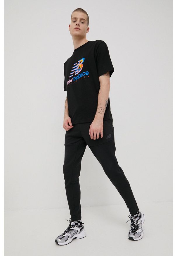 New Balance spodnie dresowe męskie kolor czarny gładkie. Kolor: czarny. Materiał: dresówka. Wzór: gładki