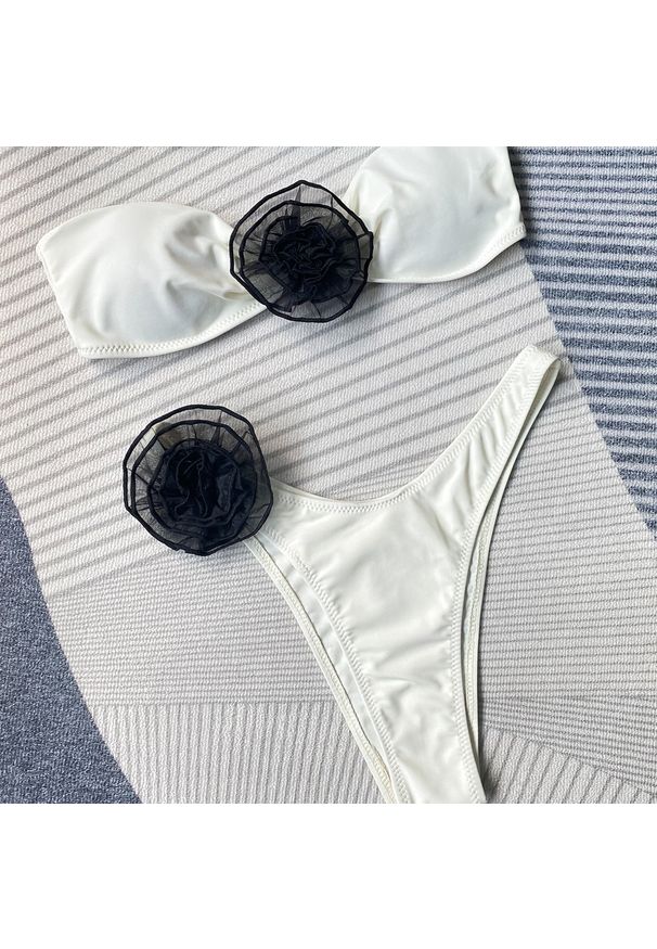 Intica - Bikini bez ramiączek z kwiatowym wzorem na lato Corella. Kolor: beżowy. Materiał: tkanina, materiał. Wzór: kwiaty