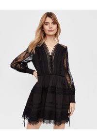 SELF PORTRAIT - Czarna sukienka mini z koronką. Kolor: czarny. Materiał: koronka. Wzór: koronka. Typ sukienki: rozkloszowane. Styl: retro, elegancki. Długość: mini #1