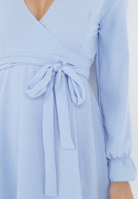 Born2be - Niebieska Sukienka Dyninca. Typ kołnierza: dekolt w kształcie V. Kolor: niebieski. Materiał: materiał, tkanina. Wzór: gładki. Typ sukienki: kopertowe. Styl: elegancki. Długość: mini #4