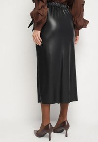 Born2be - Czarna Kopertowa Spódnica z Imitacji Skóry z Wiązaniem i Marszczeniem Seolisse. Okazja: na co dzień. Kolor: czarny. Materiał: skóra. Styl: casual #6