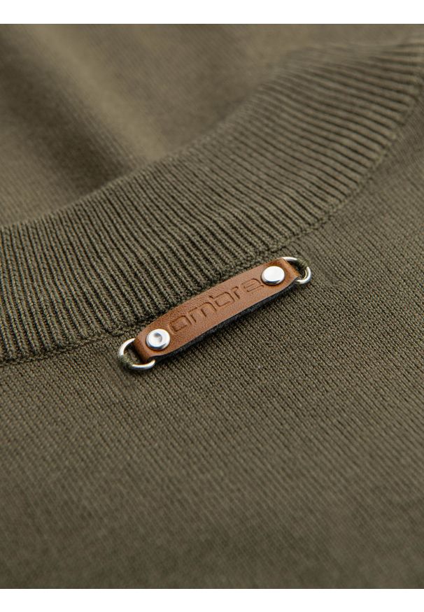 Ombre Clothing - Sweter męski z wiskozą i rozpinanym dekoltem – oliwkowy V1 - Rozmiar: XXL. Typ kołnierza: kołnierzyk stójkowy. Kolor: oliwkowy. Materiał: wiskoza. Wzór: gładki, aplikacja, ze splotem. Styl: elegancki