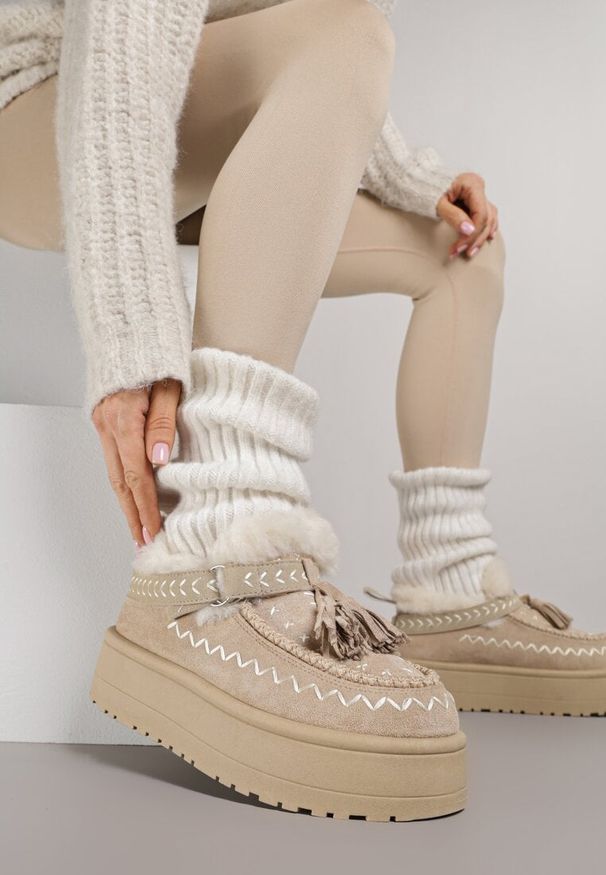 Renee - Beżowe Śniegowce na Platformie Ozdobione Haftem i Frędzlami Linomis. Okazja: na co dzień. Kolor: beżowy. Materiał: skóra, jeans. Wzór: haft, aplikacja. Sezon: zima. Obcas: na platformie. Styl: casual, elegancki