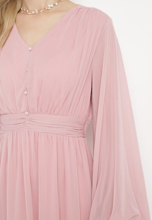 Born2be - Różowa Sukienka Koktajlowa z Bufiastymi Rękawami Falbankami i Ozdobnymi Guzikami Binxa. Typ kołnierza: kołnierz z falbankami. Kolor: różowy. Styl: wizytowy