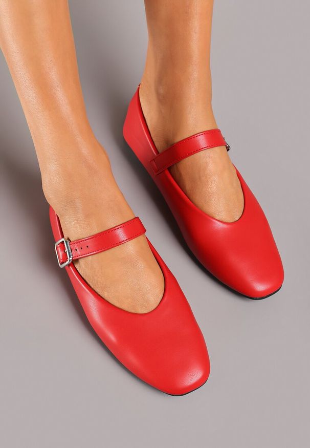 Renee - Czerwone Balerinki na Płaskiej Podeszwie w Stylu Mary Jane Ozdobione Kwadratowym Noskiem Treloma. Zapięcie: pasek. Kolor: czerwony. Materiał: jeans. Wzór: aplikacja. Obcas: na płaskiej podeszwie. Styl: elegancki, klasyczny. Wysokość obcasa: niski