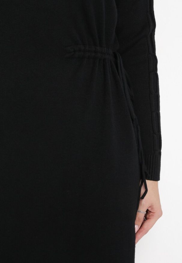 Born2be - Czarna Sukienka Mini ze Sweterkowego Materiału z Półgolfem Ściągana Sznurkiem Docaliva. Kolor: czarny. Materiał: materiał. Długość: mini