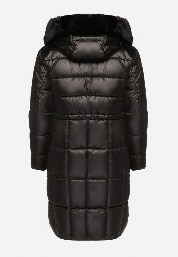 Born2be - Czarna Pikowana Kurtka ze Ściągaczem w Talii i Odpinanym Futerkiem przy Kapturze Zemilae. Okazja: na co dzień. Kolekcja: plus size. Kolor: czarny. Materiał: futro. Długość rękawa: długi rękaw. Długość: długie. Styl: casual, elegancki