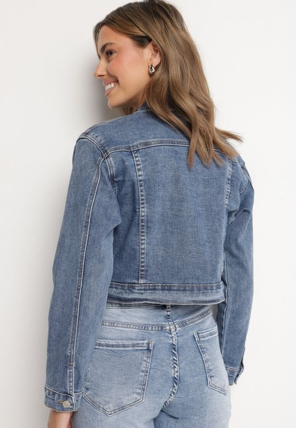 Born2be - Niebieska Kurtka Jeansowa o Krótkim Kroju z Kieszeniami Vallorea. Okazja: na co dzień, na spacer. Kolor: niebieski. Materiał: jeans. Długość rękawa: długi rękaw. Długość: krótkie. Styl: elegancki, casual