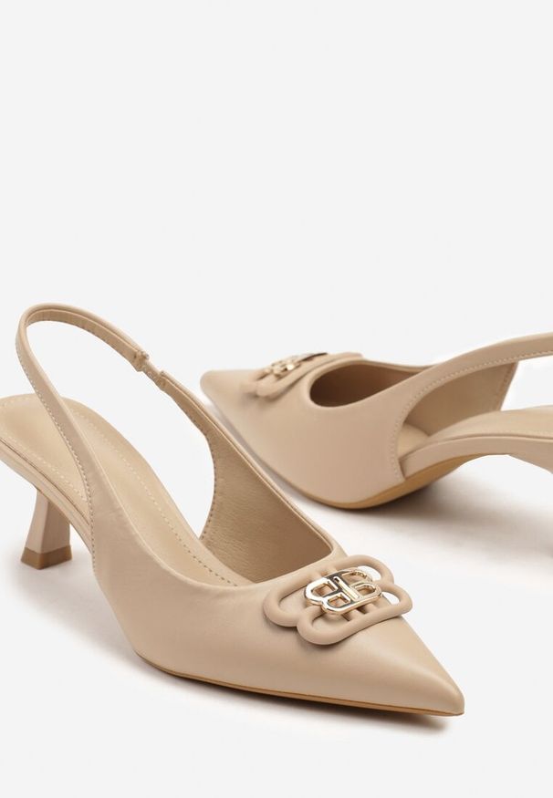 Born2be - Ciemnobeżowe Sandały na Obcasie Typu Kaczuszka z Odkrytą Piętą Solreia. Okazja: na spotkanie biznesowe, do pracy. Nosek buta: szpiczasty. Zapięcie: klamry, sprzączka. Kolor: beżowy. Wzór: kwiaty. Sezon: lato. Obcas: na obcasie. Styl: biznesowy, elegancki, klasyczny. Wysokość obcasa: średni