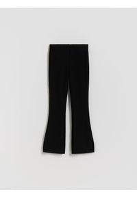 Reserved - Prążkowane spodnie flare - czarny. Kolor: czarny. Materiał: prążkowany #1