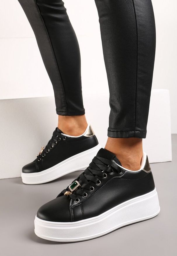 Renee - Czarno-Złote Sneakersy na Platformie z Metalowymi Zawieszkami i Cyrkoniami Nioko. Wysokość cholewki: przed kostkę. Kolor: czarny. Wzór: aplikacja. Obcas: na platformie