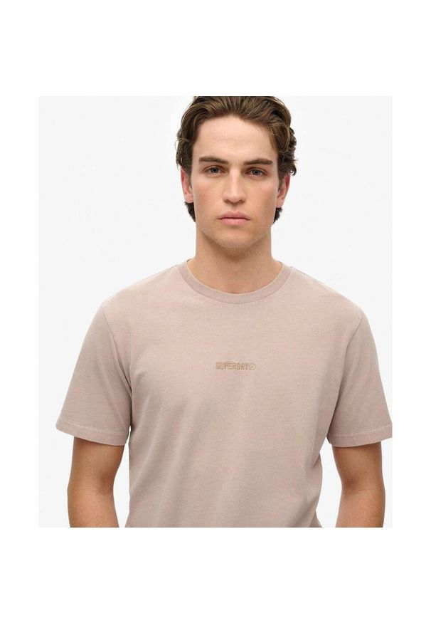 T-shirt z micro-logo Superdry. Kolor: beżowy. Wzór: haft