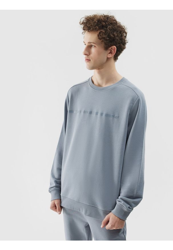 4f - 4F Bluza dresowa nierozpinana bez kaptura męska - szara XL. Okazja: na co dzień. Typ kołnierza: bez kaptura. Kolor: szary. Materiał: dresówka. Długość rękawa: raglanowy rękaw. Wzór: ze splotem, napisy, gładki. Styl: sportowy, klasyczny, casual