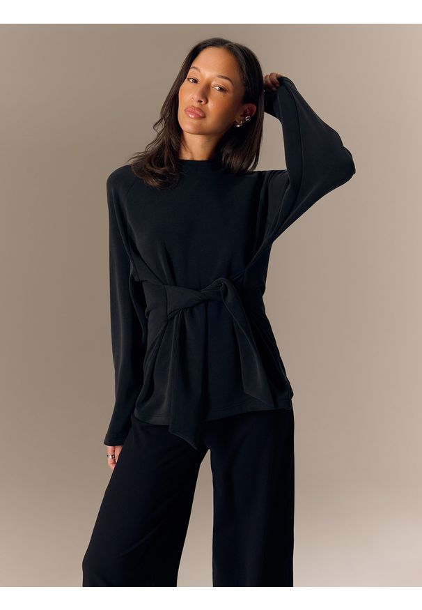 4f - 4F Bluza regular z wiązaniem i modalem damska - czarna XS. Okazja: na co dzień, do domu. Kolor: czarny. Materiał: dzianina, materiał. Długość rękawa: raglanowy rękaw. Wzór: gładki. Styl: casual