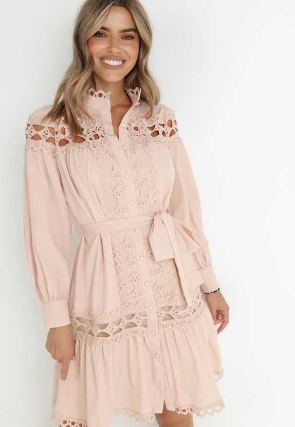 Born2be - Jasnobeżowa Sukienka Koszulowa Semiphae. Okazja: na co dzień, na imprezę. Kolor: beżowy. Materiał: tkanina. Wzór: aplikacja. Sezon: jesień, wiosna. Typ sukienki: koszulowe. Styl: klasyczny, casual, elegancki