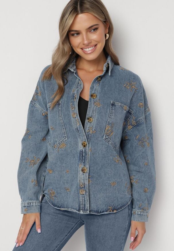 Born2be - Niebieska Kurtka Bawełniana Jeansowa o Koszulowym Fasonie z Ozdobnymi Haftami Nasandria. Okazja: na co dzień, na spotkanie biznesowe, do pracy. Kolor: niebieski. Materiał: bawełna, jeans. Wzór: haft. Sezon: wiosna, lato. Styl: casual, biznesowy, elegancki