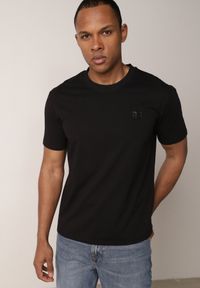 Born2be - Czarny Klasyczny T-shirt z Bawełną Zdobiony Minimalistycznym Nadrukiem Bornore. Okazja: na co dzień, do pracy. Kolor: czarny. Materiał: bawełna. Wzór: nadruk, aplikacja. Styl: klasyczny #1