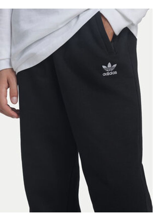 Adidas - adidas Spodnie dresowe IW3498 Czarny Regular Fit. Kolor: czarny. Materiał: bawełna