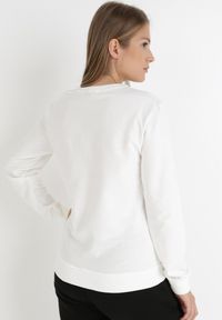 Born2be - Biała Bluza Peranassa. Kolor: biały. Materiał: jeans, bawełna. Wzór: nadruk, napisy #6