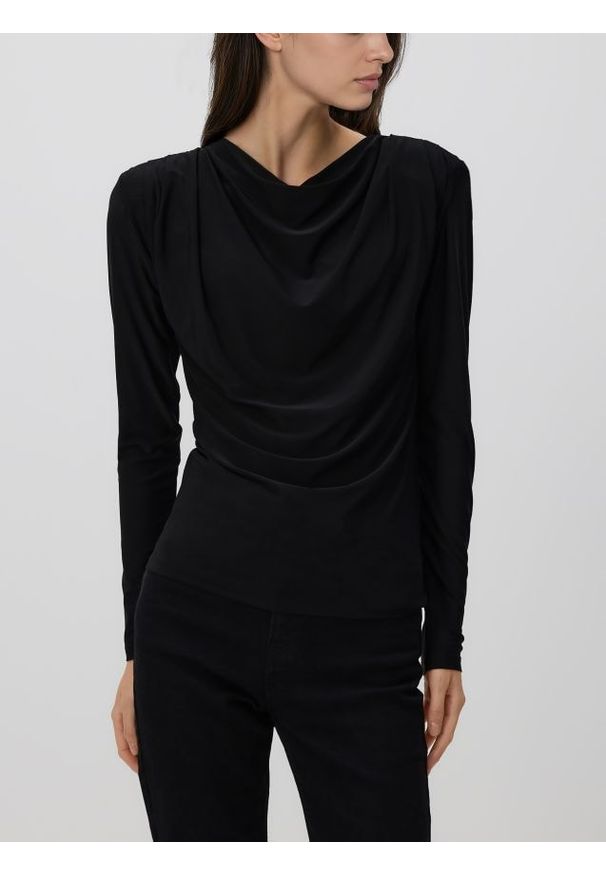 Reserved - Bluzka z poduszkami na ramionach - czarny. Kolor: czarny. Materiał: dzianina. Wzór: gładki