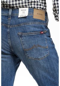 Mustang - MUSTANG VEGAS MĘSKIE SPODNIE JEANSOWE DENIM BLUE 1014037 5000 583. Okazja: na randkę, na co dzień. Długość: krótkie. Styl: klasyczny, casual, elegancki