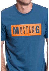 Mustang - MUSTANG TSHIRT Alex C LOGO Tee ENSIGN BLUE 1009738 5229. Okazja: na imprezę, na co dzień. Materiał: jeans, bawełna, tkanina, materiał. Długość rękawa: krótki rękaw. Długość: krótkie. Wzór: nadruk. Styl: casual, klasyczny #4