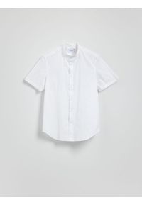Reserved - Koszula slim fit ze stójką - biały. Typ kołnierza: kołnierzyk stójkowy. Kolor: biały. Materiał: bawełna, tkanina