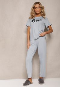 Renee - Szary 2-Częściowy Komplet Piżamowy Koszulka z Napisem i Proste Spodnie Niela. Kolor: szary. Wzór: napisy