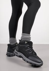 Born2be - Czarne Sznurowane Buty Trekkingowe Traperki Vices na Grubej Podeszwie Afertie. Wysokość cholewki: za kostkę. Kolor: czarny. Materiał: jeans. Szerokość cholewki: normalna. Styl: klasyczny, wakacyjny, sportowy