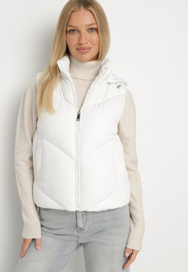 Born2be - Biała Klasyczna Kamizelka z Pikowanymi Przeszyciami i Kapturem Ollera. Okazja: na co dzień. Typ kołnierza: kaptur. Kolor: biały. Materiał: jeans. Styl: klasyczny