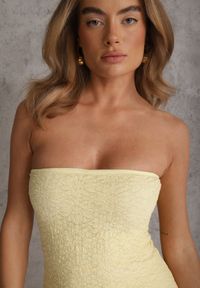 Renee - Żółta Koktajlowa Sukienka Bandeau z Bawełnianej Koronki z Rozcięciem na Nogę Manore. Typ kołnierza: dekolt w łódkę. Kolor: żółty. Materiał: bawełna, koronka. Długość rękawa: bez ramiączek. Wzór: koronka. Sezon: lato. Typ sukienki: dopasowane. Styl: wizytowy #8