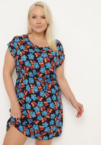 Born2be - Czarno-Niebieska Pudełkowa Sukienka z Wiskozy Wiązana Sznurkiem w Talii Tiamadine. Okazja: na co dzień, na randkę, na spotkanie biznesowe. Kolor: czarny. Materiał: wiskoza. Długość rękawa: krótki rękaw. Wzór: kwiaty. Styl: biznesowy, klasyczny, casual #1