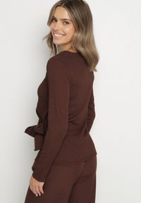 Born2be - Brązowa Bluzka Ozdobiona Wiązaniem Esterea. Okazja: na co dzień. Kolor: brązowy. Materiał: jeans. Wzór: aplikacja. Styl: casual, elegancki #5