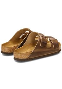 Klapki Birkenstock Arizona Tabacco. Zapięcie: bez zapięcia. Kolor: brązowy. Materiał: syntetyk, skóra, materiał. Szerokość cholewki: normalna. Sport: turystyka piesza, pływanie, fitness