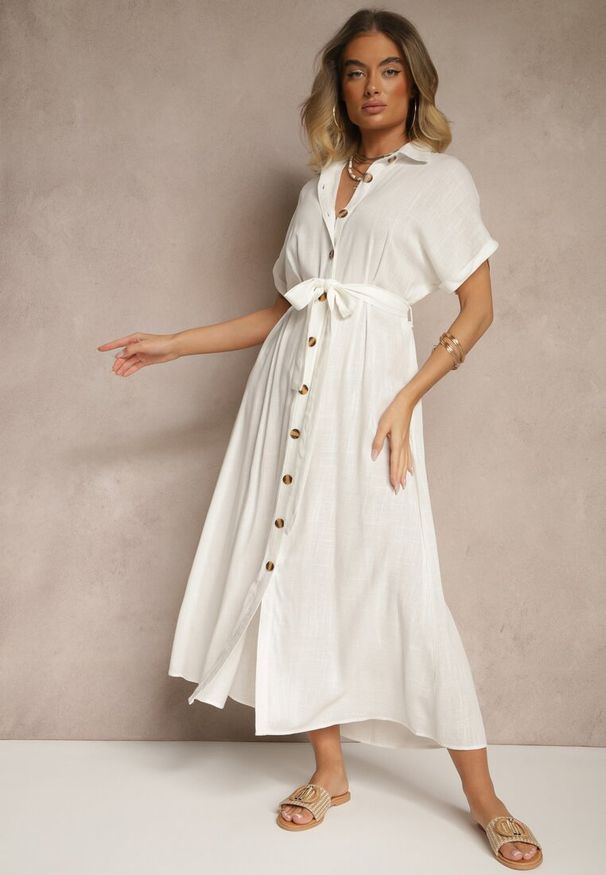 Renee - Biała Sukienka Koszulowa z Wiskozą i Lnem Ozdobiona Paskiem Lunie. Okazja: na spotkanie biznesowe, na spacer. Typ kołnierza: dekolt kopertowy. Kolor: biały. Materiał: len, wiskoza. Wzór: aplikacja. Typ sukienki: koszulowe. Styl: biznesowy, boho, klasyczny, elegancki