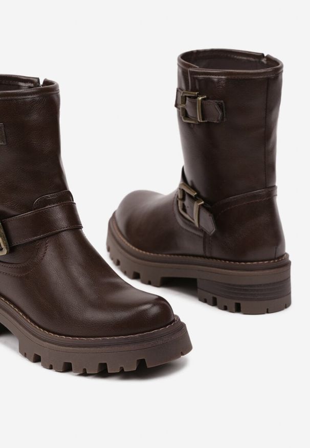 Born2be - Brązowe Botki Bikery na Grubej Tłoczonej Podeszwie Ozdobione Klamrami Ravalissae. Zapięcie: klamry. Kolor: brązowy. Materiał: skóra, jeans, wełna. Wzór: aplikacja. Obcas: na obcasie. Styl: elegancki. Wysokość obcasa: średni