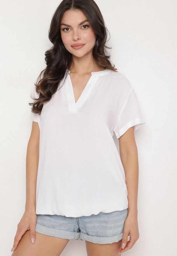 Born2be - Biała Wiskozowa Bluzka z Trójkątnym Dekoltem Adnoria. Okazja: do pracy, na spotkanie biznesowe. Kolor: biały. Materiał: wiskoza. Styl: elegancki, biznesowy