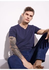 Ochnik - Granatowy basic T-shirt męski z logo. Kolor: niebieski. Materiał: materiał. Długość: krótkie