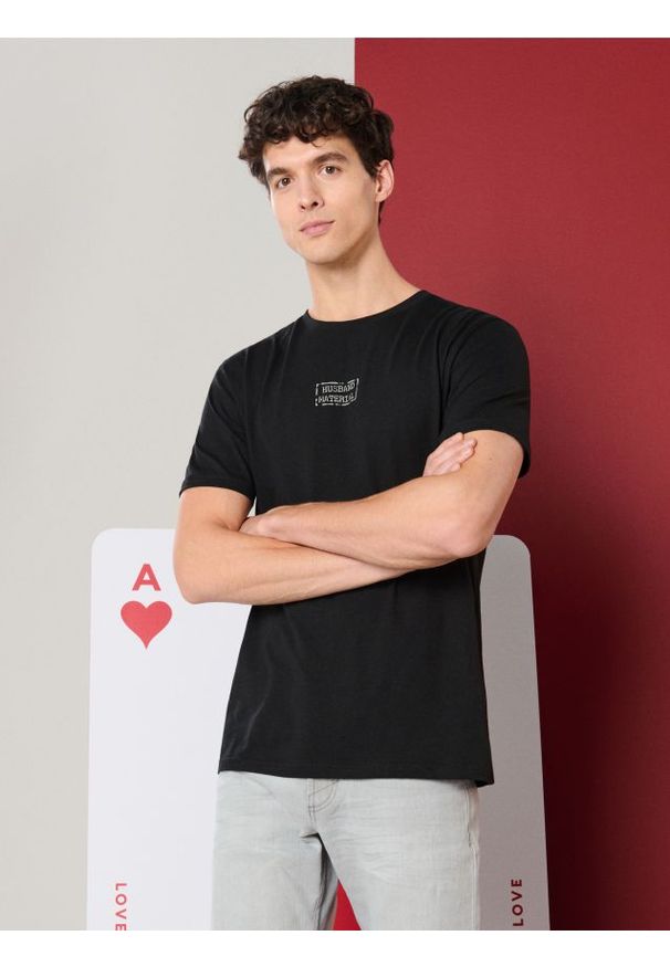 Sinsay - Bawełniana koszulka z napisem - czarny. Kolor: czarny. Materiał: bawełna. Wzór: napisy