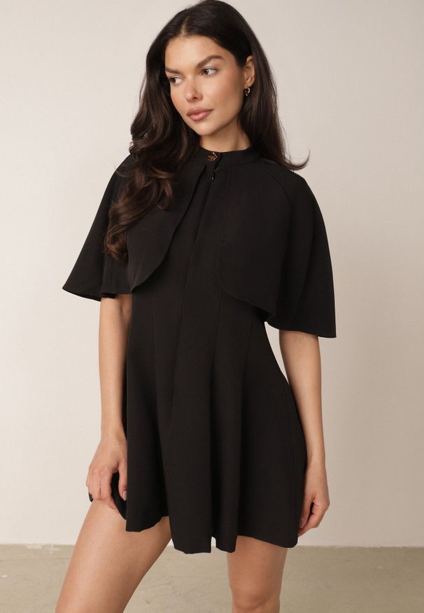 Born2be - Czarna Elegancka Sukienka Rozkloszowana z Narzutką Imitującą Pelerynkę Faneno. Okazja: na randkę. Kolor: czarny. Typ sukienki: proste, rozkloszowane. Styl: elegancki