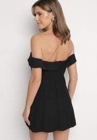 Born2be - Czarna Taliowana Sukienka z Dekoltem Bandeau z Zakładką Zelzemis. Kolor: czarny. Styl: elegancki, klasyczny #4