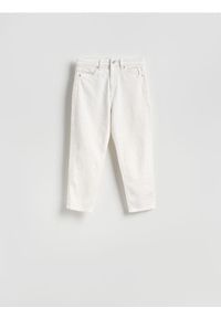 Reserved - Jeansy mom fit z krótszą nogawką - złamana biel. Długość: krótkie