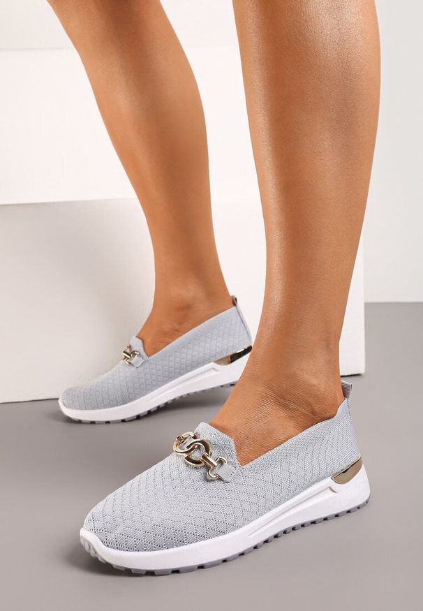 Renee - Szare Wsuwane Półbuty w Stylu Tenisówek Ozdobione Klamrą Wiatalia. Okazja: na co dzień. Zapięcie: bez zapięcia. Kolor: szary. Materiał: jeans. Wzór: aplikacja. Styl: casual