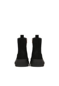Kazar - Botki damskie z zamszu ozdobione taśmą z logotypem. Wysokość cholewki: za kostkę. Kolor: czarny. Materiał: zamsz. Szerokość cholewki: normalna. Wzór: aplikacja. Styl: klasyczny #3