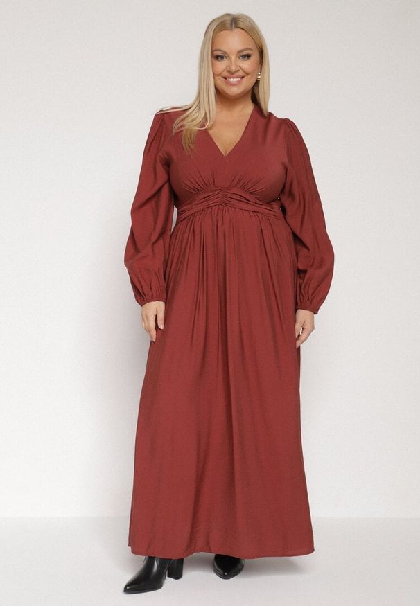Born2be - Bordowa Rozkloszowana Sukienka z Marszczeniem i Gumką w Pasie Fedorna. Okazja: na co dzień. Kolekcja: plus size. Kolor: czerwony. Typ sukienki: dla puszystych. Styl: casual, elegancki