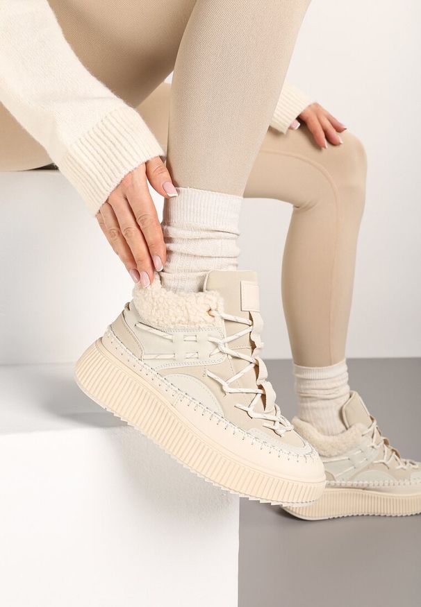 Renee - Beżowe Śniegowce Traperki Vices z Futerkiem Typu Baranek i Platformą Terivelle. Okazja: na randkę. Kolor: beżowy. Materiał: futro. Sezon: zima, jesień. Obcas: na platformie. Styl: elegancki