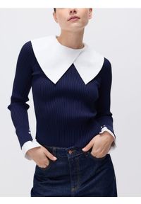 Reserved - Sweter z ozdobnymi wstawkami - granatowy. Kolor: niebieski. Materiał: dzianina, prążkowany, wiskoza